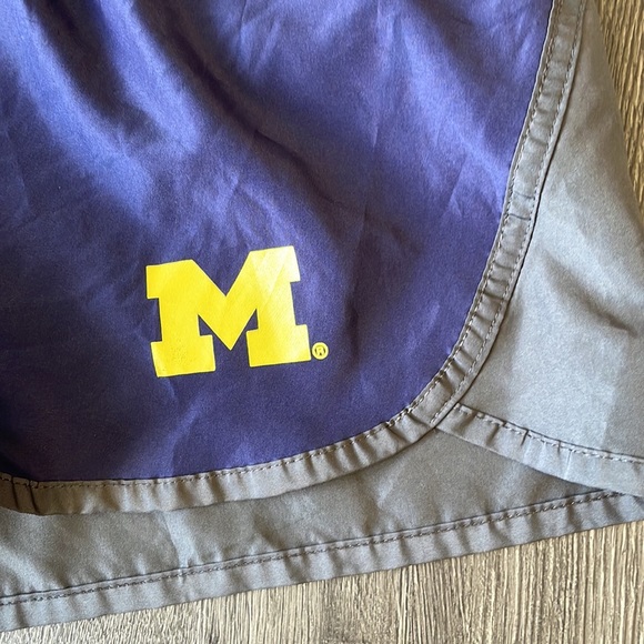 Size medium 8/10 Michigan running shorts - Picture 3 of 9